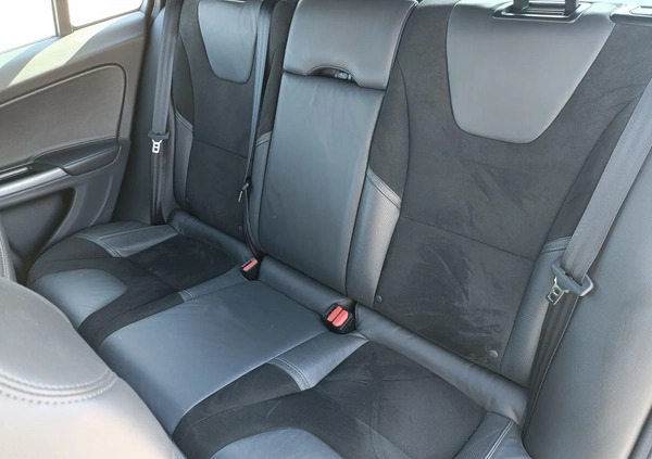 Volvo V60 cena 60800 przebieg: 142000, rok produkcji 2017 z Gdańsk małe 211